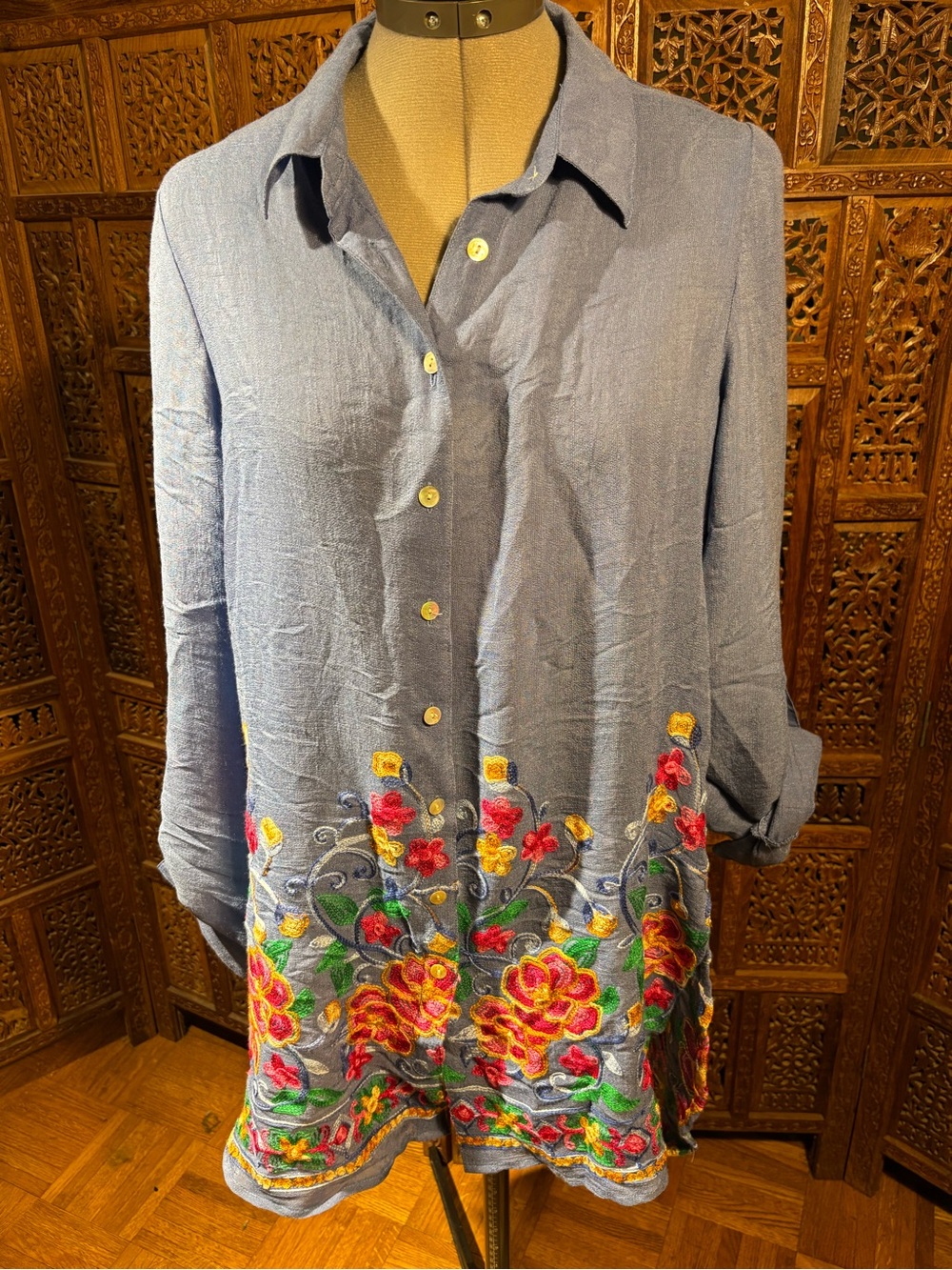 Fig and Flower Women's Blue Embroidered Button-Front Tunic Top
